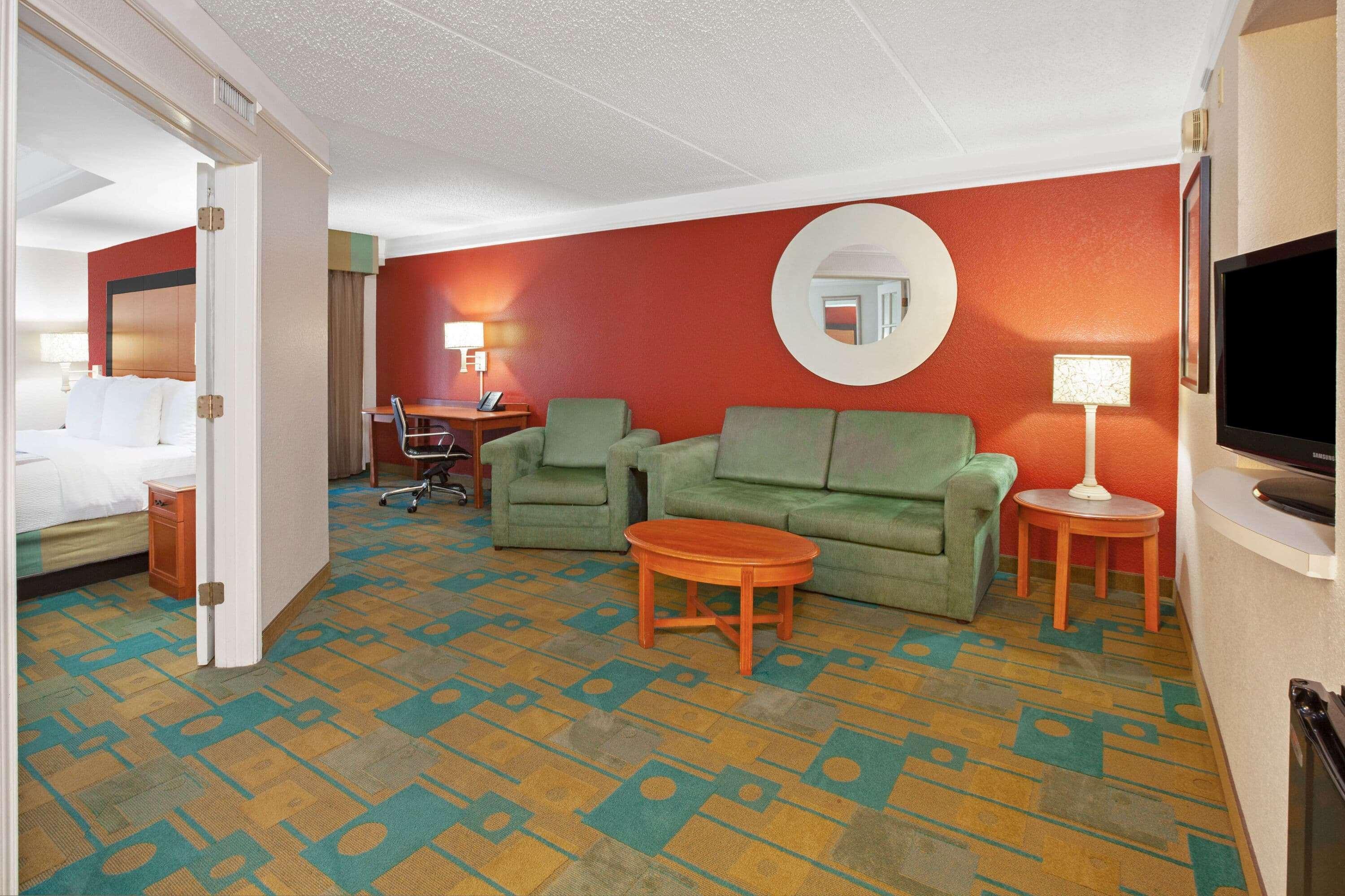 La Quinta By Wyndham Galleria Area Hotel